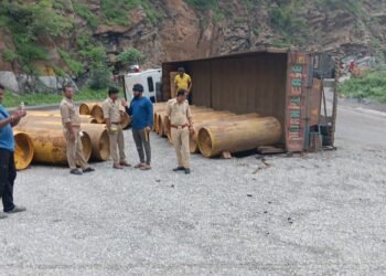 क्लोरिन गैस लदा टेलर अनियंत्रित होकर मारकुंडी घाटी मे पलटा।