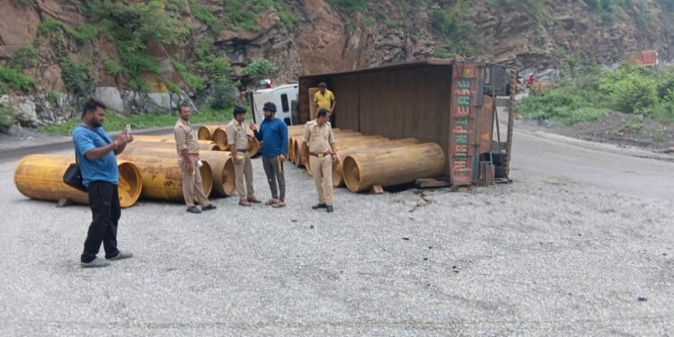 क्लोरिन गैस लदा टेलर अनियंत्रित होकर मारकुंडी घाटी मे पलटा।