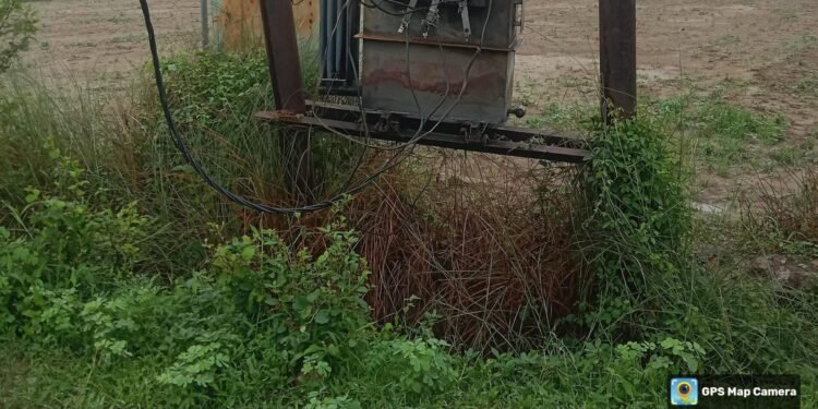 जड़ेरुआ गांव में जला ट्रांसफार्मर, ग्रामीण अंधेरे में रहने को मजबूर।