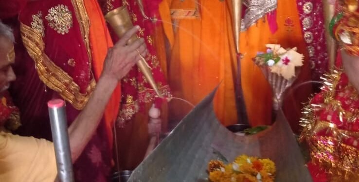 लगातार छठवें दिन किया गया रुद्राभिषेक पूजन।