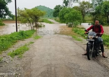 सोननदी का जलस्तर बढ़ने से नीचले इलाके में जलभराव से रास्ते बंद।