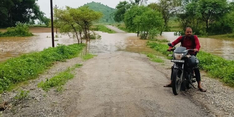 सोननदी का जलस्तर बढ़ने से नीचले इलाके में जलभराव से रास्ते बंद।