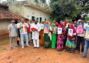 उभ्भा कांड के छठी बरसी पर भी प्रशासन ने ग्रामीणों को घटनास्थल पर जाने से रोका-1- 11 आदिवासियों की शहादत पर ग्रामीणों ने किया उनको याद।