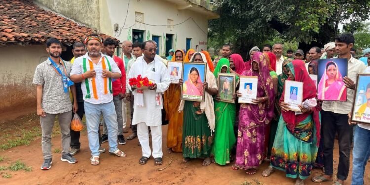 उभ्भा कांड के छठी बरसी पर भी प्रशासन ने ग्रामीणों को घटनास्थल पर जाने से रोका-1- 11 आदिवासियों की शहादत पर ग्रामीणों ने किया उनको याद।