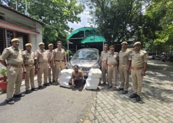 कार से 73,300ग्राम अवैध गांजा बरामद।