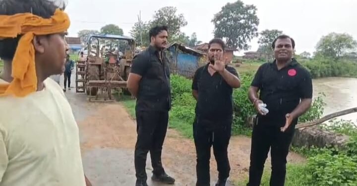 आदिवासियों के फसल सहित जमीनों को दबंगों ने कब्जा करने की प्रयास।