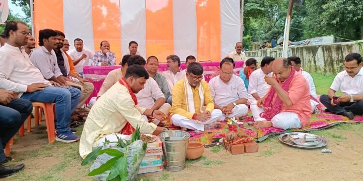 दुद्धी टाउन क्लब मैदान पर 1 करोड़ 1 लाख की लागत से होगा विकास कार्य, जिलाध्यक्ष ने किया शिलान्यास।।