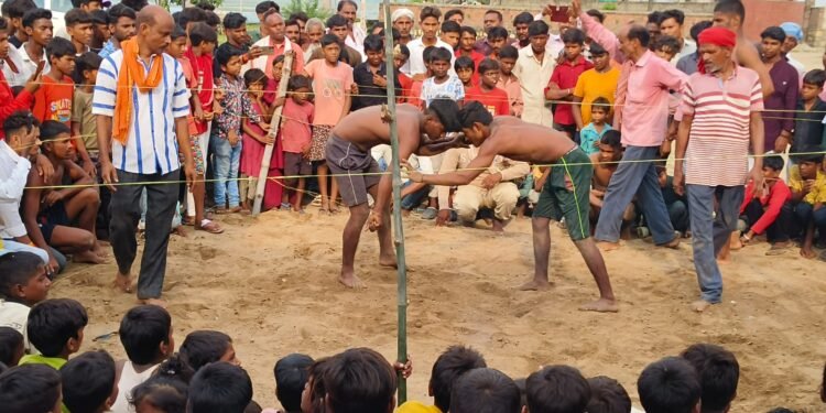 रामलीला मैदान बैरियर पर नागपंचमी के अवसर पर विराट कुश्ती दंगल का हुआ आयोजन।