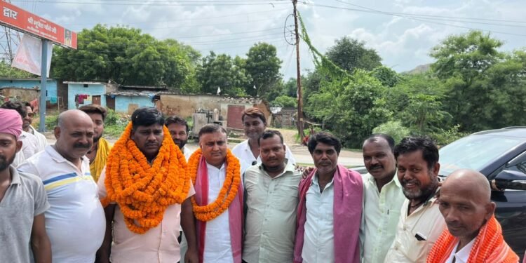 सपा के नवनियुक्त राष्ट्रीय सचिव के प्रथम आगमन पर  फूल माला पहनाकर  कार्यकर्ताओं द्वारा भव्य स्वागत किया गया।