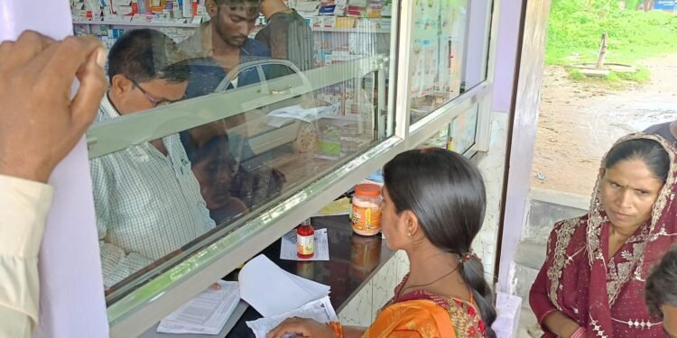 एसडीएम संग ड्रग इंस्पेक्टर ने सीएचसी के समीप चल रहे ड्रग सेंटर सहित कई अन्य मेडिकल स्टोरों की जांच ,हड़कंप।