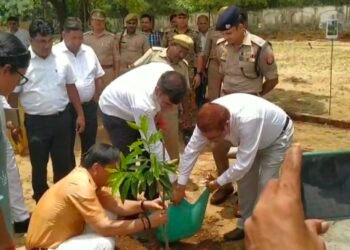 एक पेड़ मां के नाम अभियान की शुरुआत, लगाए जाएंगे एक करोड़ से भी अधिक पौधे।