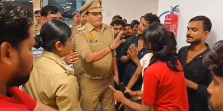 पंचशीलअस्पताल में महिला के मौत के बाद परिजनों ने किया बवाल,की तोड़फोड़, डाक्टर पर लगाया लापरवाही का आरोप।