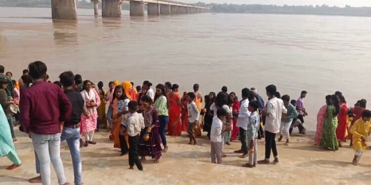 महादेव सेवा समिति द्वारा निकाला गया भब्य कावड़ कलश यात्रा।