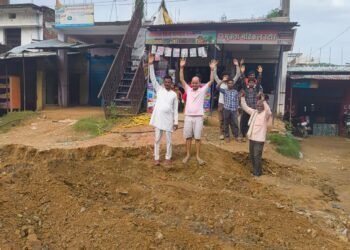 कोन विंढमगंज मार्ग की मरम्मतः कोन विंढमगंज मार्ग की मरम्मत सहित नाली निर्माण व बाजार की साफ सफाई को लेकर ग्रामीणों का फुट्टा गुस्सा।