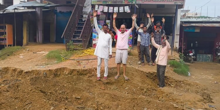 कोन विंढमगंज मार्ग की मरम्मतः कोन विंढमगंज मार्ग की मरम्मत सहित नाली निर्माण व बाजार की साफ सफाई को लेकर ग्रामीणों का फुट्टा गुस्सा।