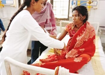 ब्रह्मकुमारी बहनों ने जिला चिकित्सालय में मरीजों की कलाइयों में बाँधा स्वास्थ्य रक्षा सूत्र।