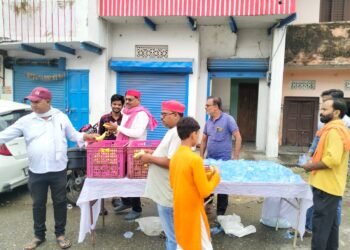 कांवरियों की सेवा में आगे आईसमाजवादी पार्टी,।