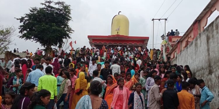 सावन के अंतिम सोमवार को मंदिरों में उमड़ी दर्शनार्थियों की भीड़ ।।