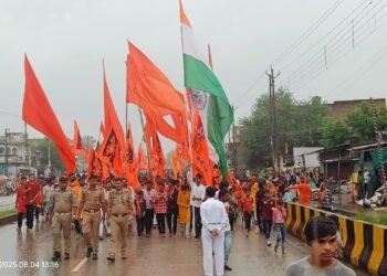 सावन के अंतिम सोमवार पर चोपन से डाला तक निकली भव्य कांवर यात्रा, झांकियों संग झूमे हजारों श्रद्धालु।