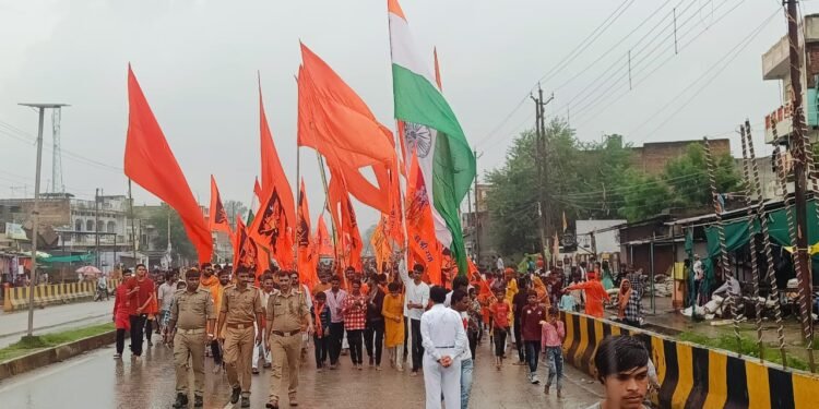 सावन के अंतिम सोमवार पर चोपन से डाला तक निकली भव्य कांवर यात्रा, झांकियों संग झूमे हजारों श्रद्धालु।