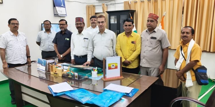 पत्रकार समाज का आईना है समाज में घटित घटनाओं को उजागर करते है, डीएम।