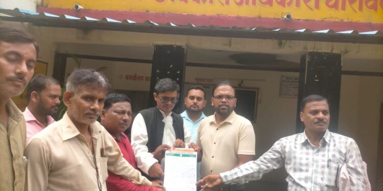 ग्रामीण अंचलों की जन समस्याओं के निस्तारण को लेकर कांग्रेस जनों ने सौंपा ज्ञापन।