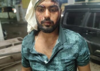 अराजकतत्वों ने ट्रांसपोर्टर के घर धावा बोलकर बेटे को किया घायल।