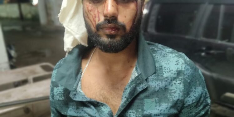 अराजकतत्वों ने ट्रांसपोर्टर के घर धावा बोलकर बेटे को किया घायल।