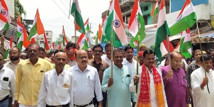 म्योरपुर मे हर घर तिरंगा यात्रा के तहत भब्य जलूस निकला गया।