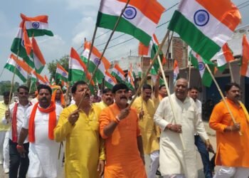 चोपन मंडल अध्यक्ष के नेतृत्व में निकाली गई तिरंगा यात्रा।