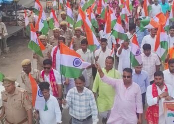 तिरंगा यात्रा: दुद्धी मण्डल में भाजपा कार्यकर्ताओं ने राष्ट्रीय ध्वज के साथ नगर में किया मार्च।