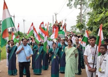 हर घर तिरंगा यात्रा के तहत बच्चों ने बनाया 500 मीटर का श्रृंखला।