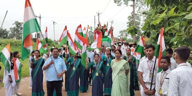 हर घर तिरंगा यात्रा के तहत बच्चों ने बनाया 500 मीटर का श्रृंखला।