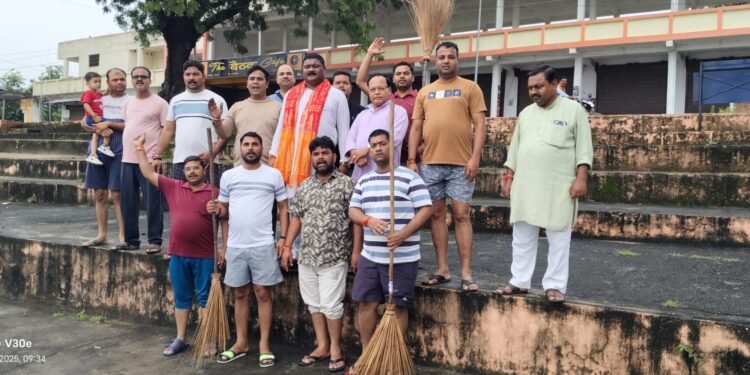 भाजपा ने स्वतंत्रता दिवस से पूर्व ‘हर घर तिरंगा अभियान के अंतर्गत शिवाजी तालाब पर स्वच्छता’ अभियान शुरू किया।