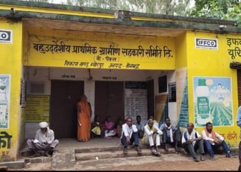 यूरिया खाद के लिए म्योरपुर लैंपस में किसानों ने सचिव को घेरा।