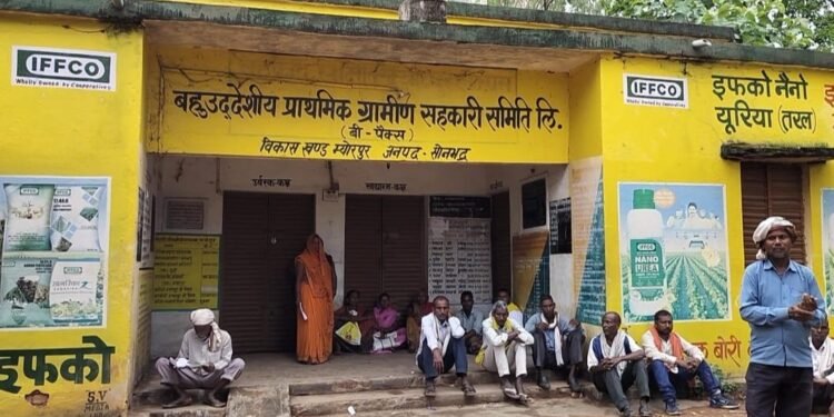 यूरिया खाद के लिए म्योरपुर लैंपस में किसानों ने सचिव को घेरा।