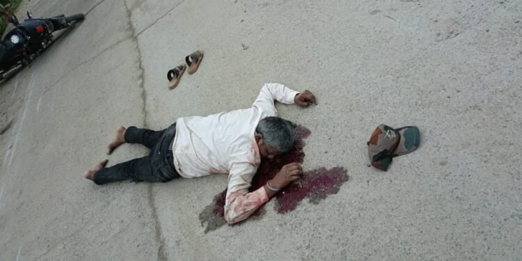 गड्ढे मे अनियंत्रित होकर गिरने से बाइक सवार मौत।