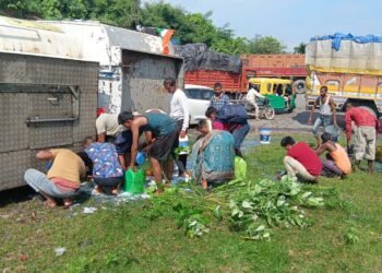 मारकुंडी घाटी मे डीजल लदा टैकर पलटा, बह रहे डीजल को भरने के लिए मचा अपरा- तफरी, खलासी जख्मी।