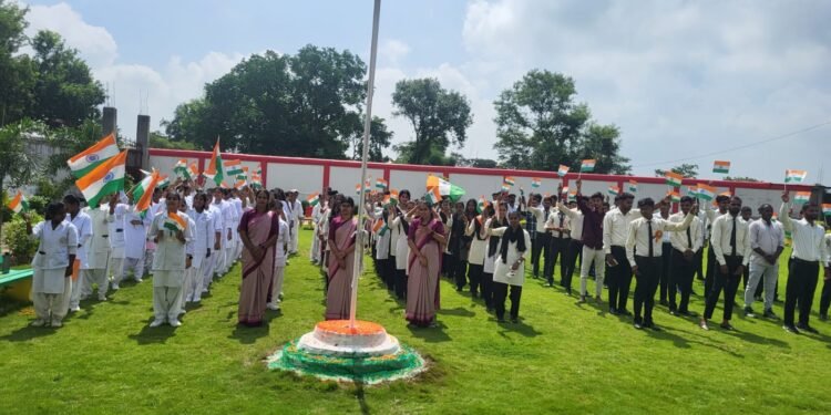 राम नगीना ग्रुप आफ कॉलेज मे बड़े ही धूमधाम से मनाया गया स्वतंत्रता दिवस का पर्व ||