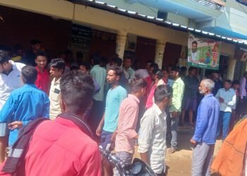 बाजारों में पांच से सात सौ रुपए बोरी बिक रहा है यूरिया,।