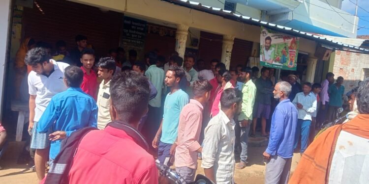 बाजारों में पांच से सात सौ रुपए बोरी बिक रहा है यूरिया,।