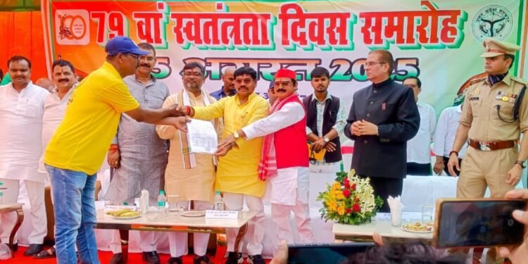 स्वतंत्रता दिवस: सिविल डिफेंस हेतु कमाल समेत 19 ज़िम्मेदारों को राज्यमंत्री ने दिया नियुक्ति पत्र *।