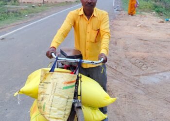 धड़ल्ले से किसानों को ऊंचे दामों पर प्राइवेट दुकानदारों ने बेच रहे यूरिया खाद।किसान लेने को मजबूर।।