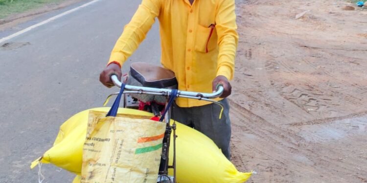 धड़ल्ले से किसानों को ऊंचे दामों पर प्राइवेट दुकानदारों ने बेच रहे यूरिया खाद।किसान लेने को मजबूर।।