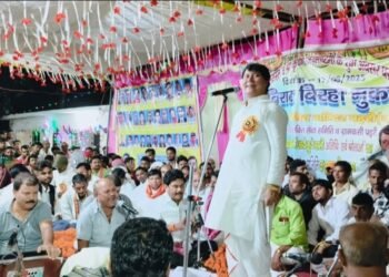 विजय लाल यादव व रजनीगंधा के बीच बिरहा मुकाबले में झूमे श्रोता।