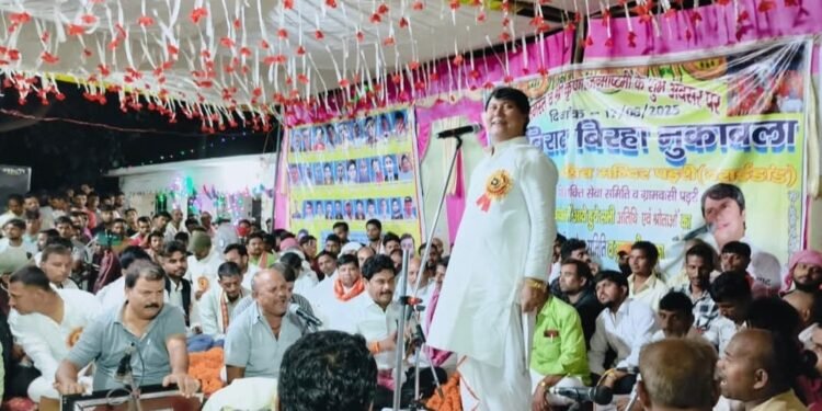 विजय लाल यादव व रजनीगंधा के बीच बिरहा मुकाबले में झूमे श्रोता।