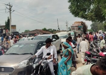 विंढमगंज थाना क्षेत्र में यूरिया खाद की कमी से किसान भारी परेशान हैं।