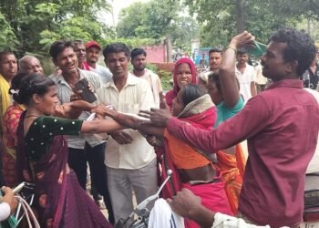 यूरिया खाद लेने पहुँचे हजारों किसान कुछ को मिली खाद तो कुछ हुए निराश।