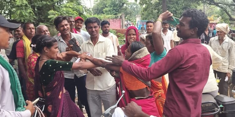 यूरिया खाद लेने पहुँचे हजारों किसान कुछ को मिली खाद तो कुछ हुए निराश।