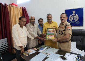 गुप्तकाशी सेवा ट्रस्ट ने पुलिस उपाधीक्षक को किया सम्मानित।